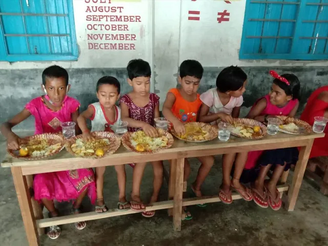 স্বাধীনতা দিবসে পেট ভরে খেল ৮০ জন দুঃস্থ শিশু