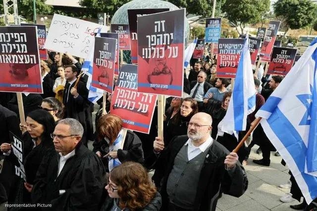 ইসরায়েলের পার্লামেন্টের বাইরে হাজার হাজার মানুষ বিক্ষোভ দেখিয়েছে