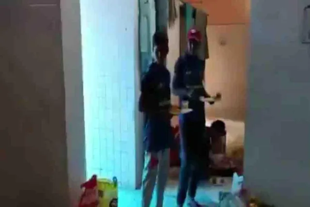 টয়লেটে রাখা খাবার পরিবেশন করা হচ্ছে ক্রীড়াবিদদের- দেখুন ভিডিও