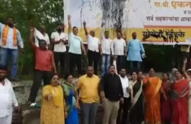 একনাথ শিণ্ডের পোস্টারে কালি, ডিম ছুঁড়ে বিক্ষোভ শিবসেনার