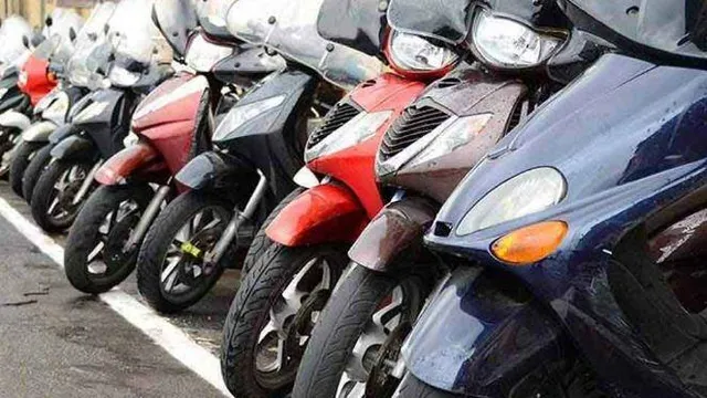 চড়া জ্বালানির কামড় দু’চাকার বাজারে!