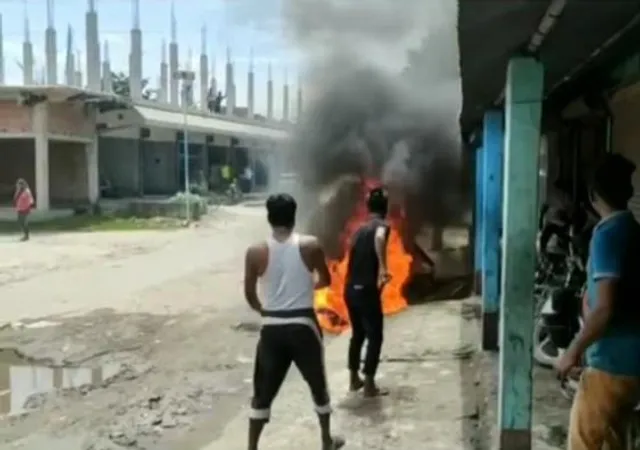 দাউ দাউ করে জ্বলছে বাইক!