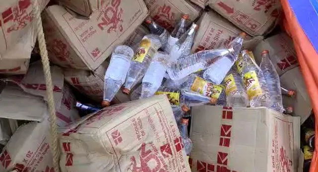 জাতীয় সড়কের উপর উল্টে গেল দেশি মদ ভর্তি গাড়ি