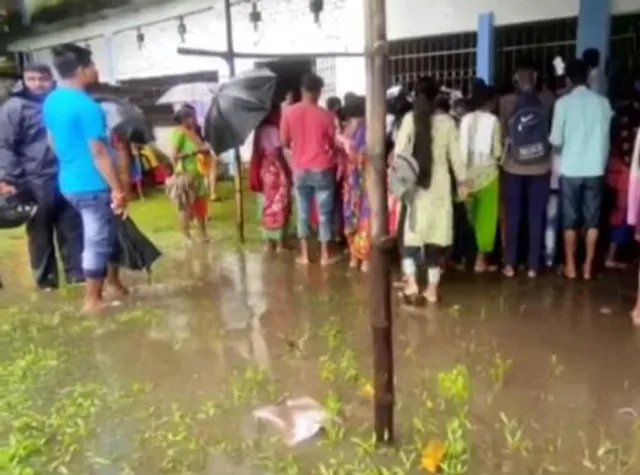 'দুয়ারে সরকার' শিবিরে বসেই মদ্যপানের অভিযোগ  সরকারি আধিকারিকের বিরুদ্ধে
