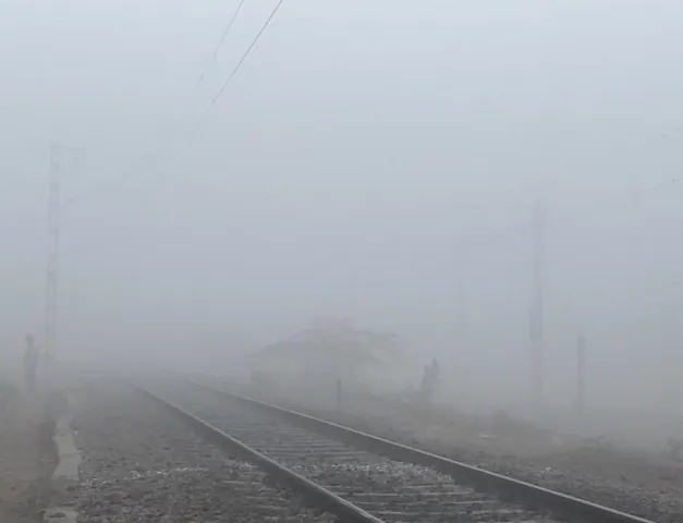 ঘন কুয়াশার জেরে উত্তর ভারতে দেরিতে চলছে ২১টি ট্রেন