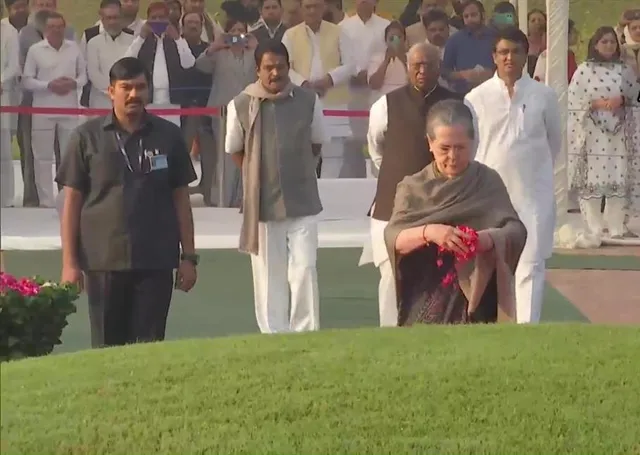 জহরলাল নেহেরুর স্মৃতিসৌধতে শ্রদ্ধা জ্ঞাপন করেন‌ সোনিয়া গান্ধী