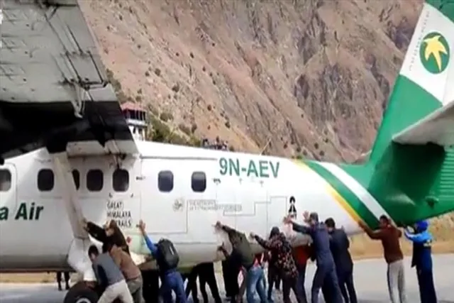 বিমানকে ধাক্কা মারছেন একদল মানুষ, ভাইরাল ভিডিও