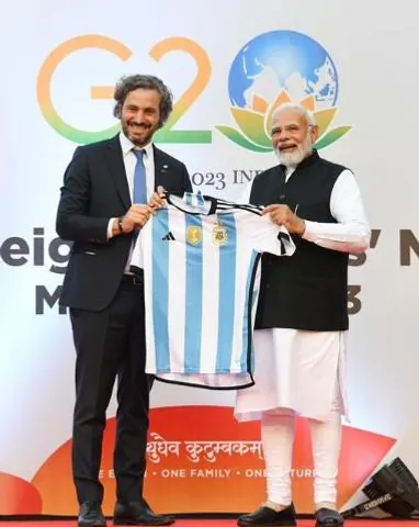 প্রধানমন্ত্রী নরেন্দ্র মোদীকে আর্জেন্টিনা ফুটবল দলের জার্সি উপহার দিলেন সান্তিয়াগো কাফিয়ারো