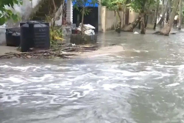 আবহাওয়ার দাপট, কোচিতে ঢুকল সমুদ্রের জল- দেখুন ভিডিও