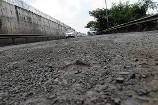 বেলঘড়িয়া এক্সপ্রেসওয়ের কাছে ধস