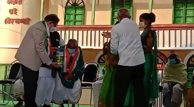 সমাজের বিশেষ মানুষদের সম্মান জ্ঞাপন করা হলো কোলাঘাট উৎসবে