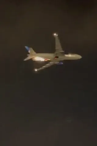 মাঝ আকাশে বিমান থেকে ঝরছে আগুন, প্রাণে বাঁচতে জ্বালানি ফেলে দিলেন পাইলট