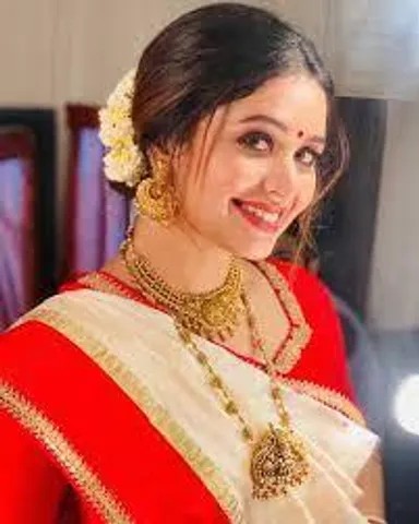 লাল-সাদা শাড়িতে অষ্টমীর অঞ্জলি