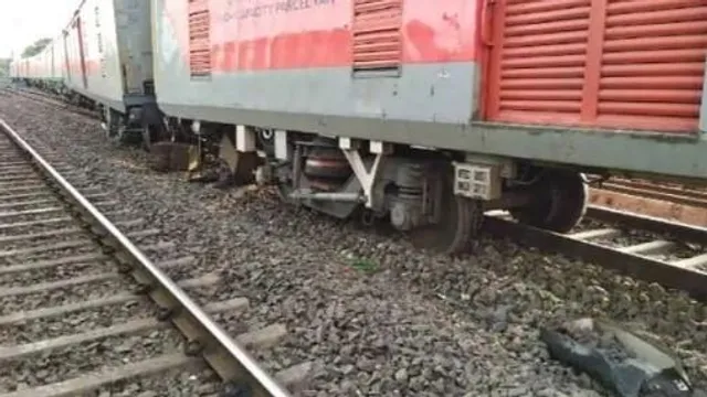 লাইনচ্যুত পার্সেল এক্সপ্রেস, দুর্ভোগে যাত্রীরা