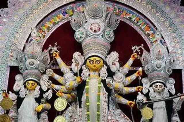 বাগবাজার সর্বজনীনে ভোগের আয়োজন