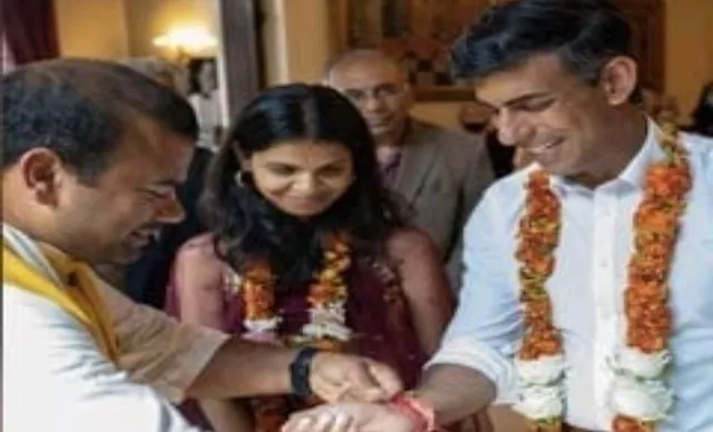 জনসাধারণের উদ্দেশ্যে হাত নাড়ানোর সময় ঋষি সুনাককে "কালাওয়া" পরতে দেখা গেছে