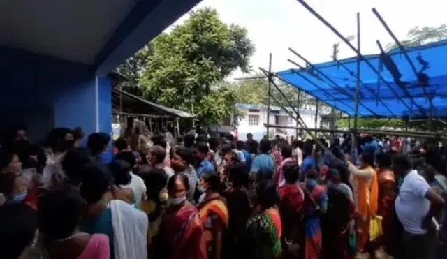 রাত থেকে লাইনে দাঁড়িয়ে ভ্যাকসিন না পেয়ে বিক্ষোভ দেখালেন মহিলারা