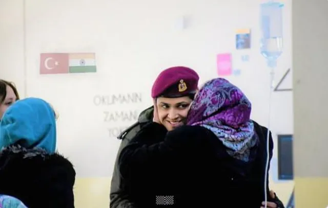 তুরস্কে অপারেশন 'দোস্ত', ভারতীয় সেনার মহিলা অফিসারকে জড়িয়ে ধরলেন তুরস্কের মহিলা