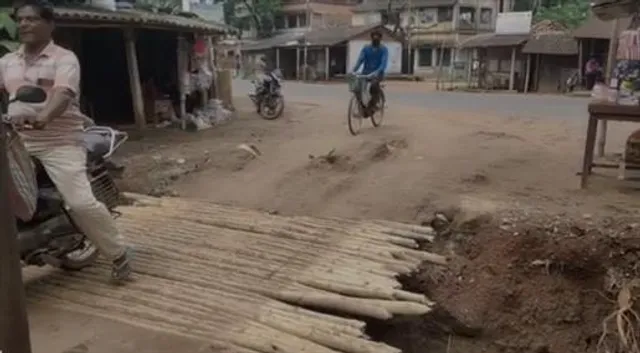 প্রধানমন্ত্রী গ্রামীণ সড়ক যোজনার কালভার্টের বদলে বাঁশের সাঁকো!