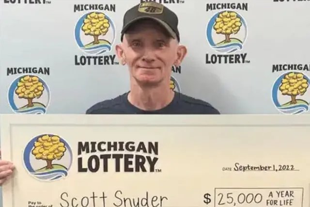 লটারি থেকে প্রতি বছর ২৫,০০০ ডলার পুরস্কার জিতলেন এক ব্যক্তি