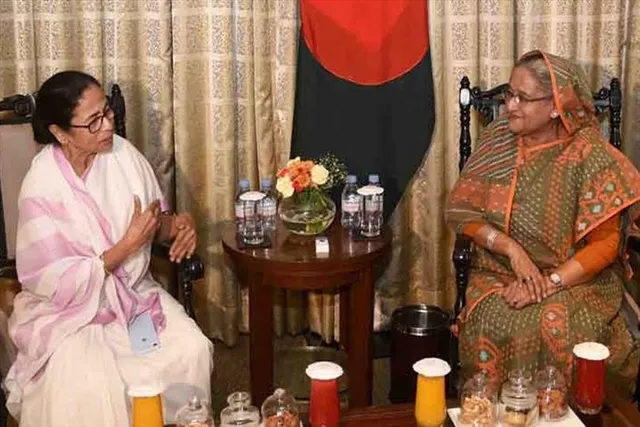 পদ্মা সেতু দেখতে মমতাকে আমন্ত্রণ শেখ হাসিনার