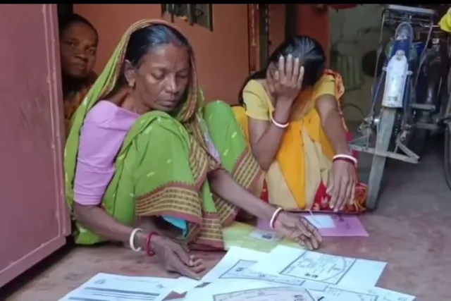 নবান্ন থেকে বিকাশ ভবন ঘুরেও হয়নি লাভ! স্টুডেন্ট ক্রেডিট কার্ড না পেয়ে পড়ুয়ার আত্মহত্যার চেষ্টা