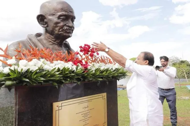 ব্রাজিলে মহাত্মা গান্ধীর মূর্তিতে শ্রদ্ধা জানালেন ভি মুরালীধরন