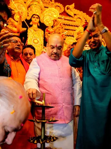 দুর্গাপুজোর আবহে বাংলায় অমিত শাহ