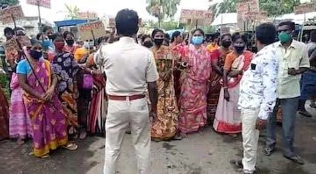 বেহাল রাস্তা সংস্কারের দাবিতে পথ অবরোধ