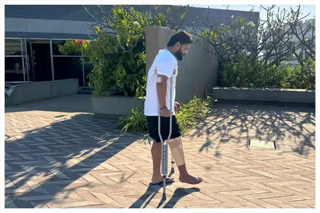 হাতে-পায়ে ব্যান্ডেজ, ক্র্যাচ হাতে ঋষভ পন্থ