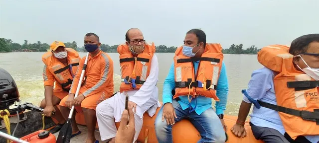 আমতায় বন্যা কবলিত এলাকা পরিদর্শন করলেন জাভেদ খান