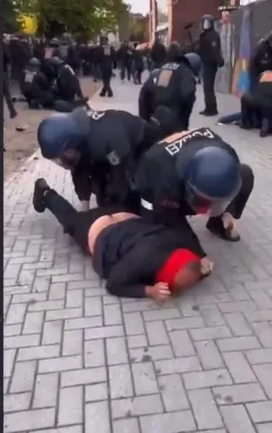 প্রতিবাদের 'শাস্তি', প্রকাশ্য রাস্তায় বিক্ষোভকারীদের নির্মম মারধর পুলিশের