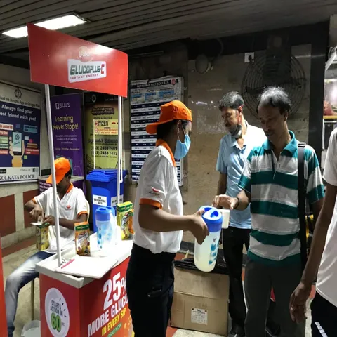 এবার মেট্রো স্টেশনেও যাত্রীদের দেওয়া হচ্ছে গ্লুকোজ