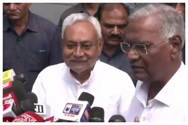 আমরা নীতীশজির সাথে আছি: ডি রাজা