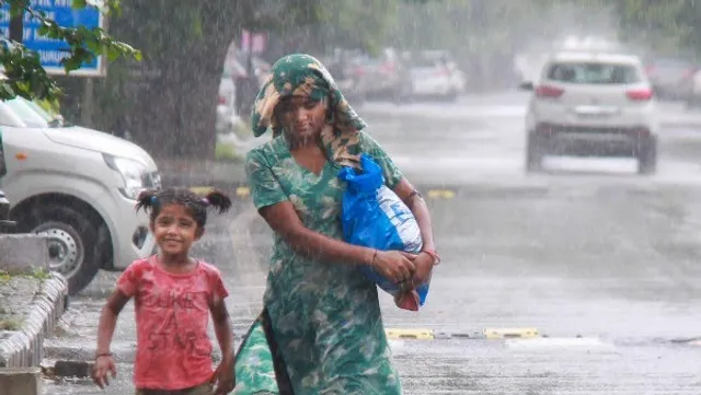 এক নজরে দেখে নিন  আজকের আবহাওয়া