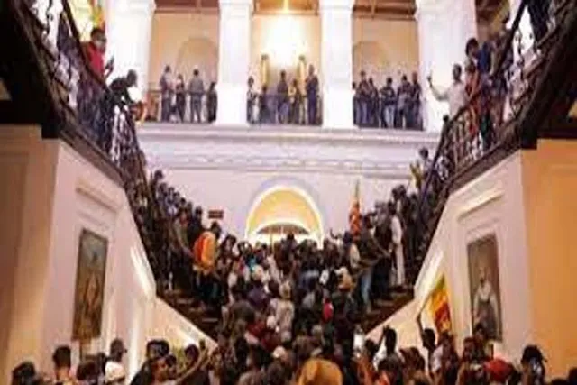 রাষ্ট্রপতির ভবন থেকে ১৮ মিলিয়নেরও বেশি টাকা হাতে এল বিক্ষোভকারীদের