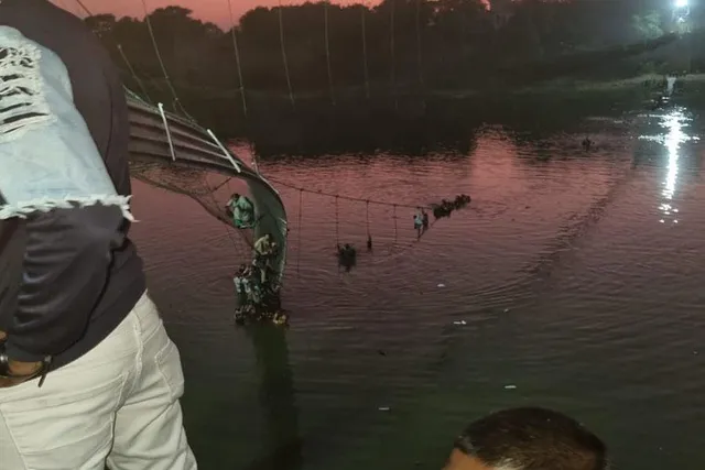 মোদী-সফরের মধ্যেই গুজরাটে ভয়াবহ দুর্ঘটনা, ভেঙে পড়ল ব্রিজ