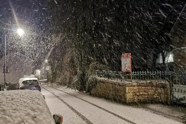কর্নওয়ালে তুষারপাতের কারণে বন্ধ স্কুল এবং রাস্তা