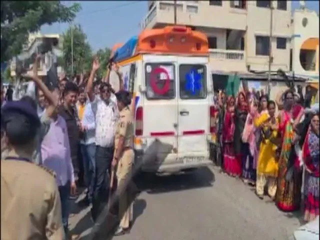 গুজরাটে অরবিন্দ কেজরিওয়ালকে কালো পতাকা দেখালেন স্থানীয়রা