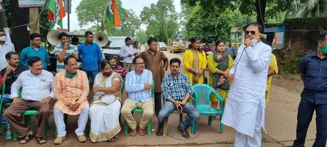 পেট্রোপন্যের মূল্যবৃদ্ধি ও ফোনে আড়িপাতা নিয়ে তৃণমূলের প্রতিবাদ সভা