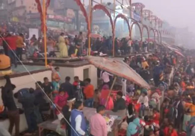 মকর সংক্রান্তি: বারাণসীতে গঙ্গায় স্নান করলেন ভক্তরা