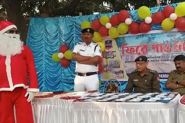 মোবাইল ফেরত দিল সান্তা, আবাসিকদের কেক খাওয়ালো পুলিশ
