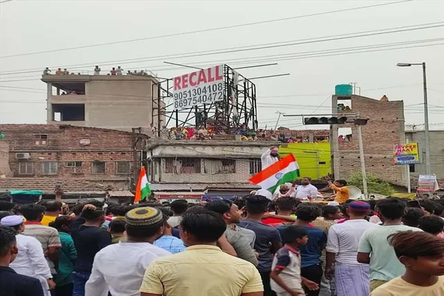 ১০ ঘণ্টার বেশি সময় ধরে অবরোধ, প্রশাসনের ওপর উঠছে প্রশ্ন
