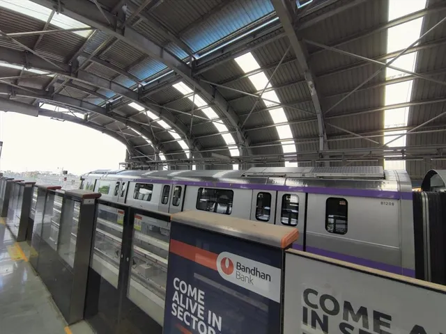 দক্ষিণের যাত্রীদের টানছে ইস্ট-ওয়েস্ট মেট্রো