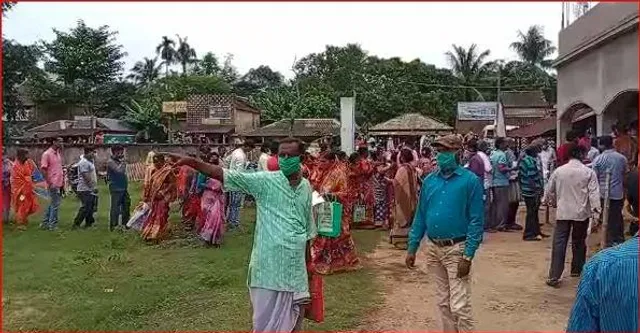 দুয়ারে সরকারের ক্যাম্পে  লম্বা লাইন, উধাও দূরত্ব বিধি