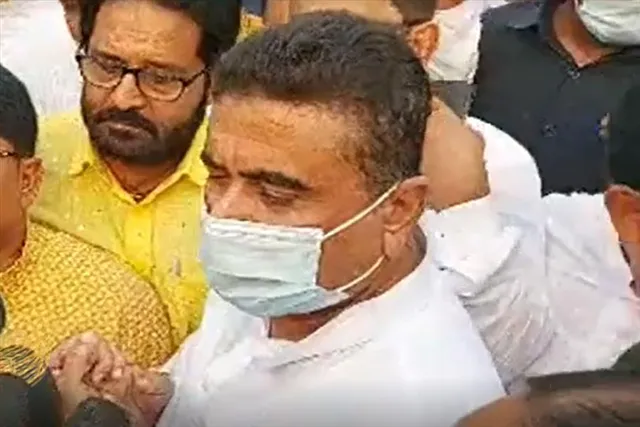 রামপুরহাট হাসপাতালে অগ্নিদগ্ধ ৩ জনকে দেখতে গেলেন শুভেন্দু