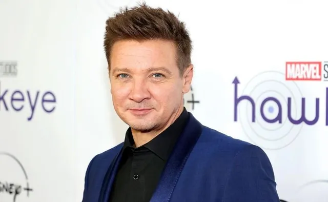 অভিনেতা জেরেমি রেনার তুষারপাতের দুর্ঘটনায় গুরুতর আহত