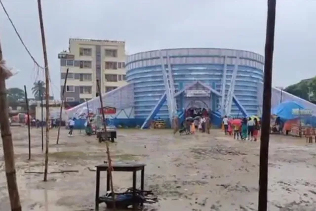 প্রবল বর্ষণ এর মাঝেই ঠাকুর দেখার ভিড়! কাদাও আটকাতে পারল না দর্শনার্থীদের