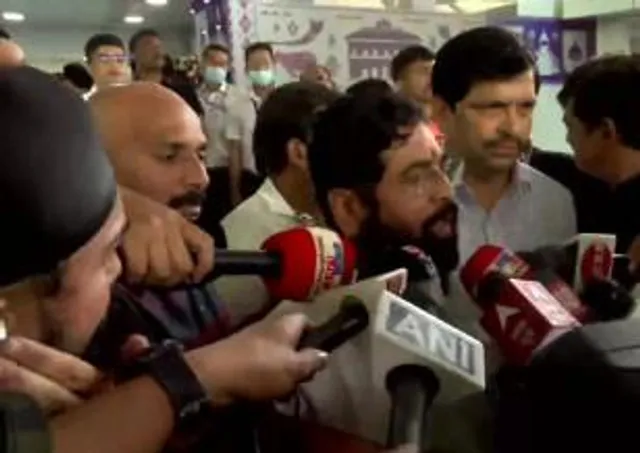 সুরাত থেকে অসমের গুয়াহাটিতে বিদ্রোহী শিবসেনা নেতা একনাথ শিন্ডে ও অন্য বিধায়করা