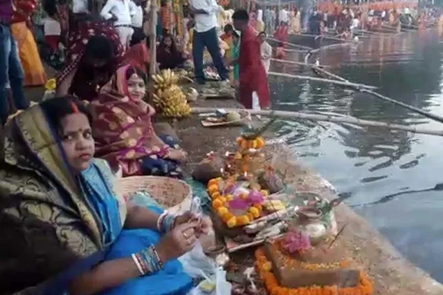 ছট পুজোয় ভিড় কুমারমঙ্গলম পার্কের জলাশয়ে